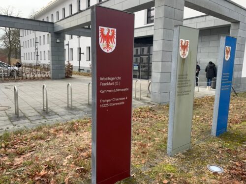 Wegweiser-Stelen des Arbeitsgericht Frankfurt Oder Kammern Eberswalde